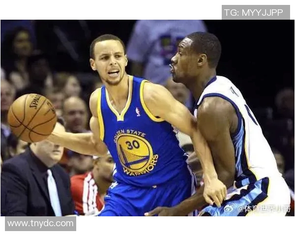 库里与足球明星进行精彩切磋展现运动员之间的默契与挑战